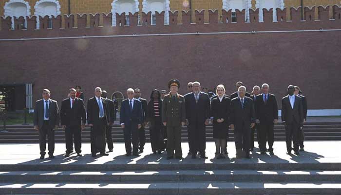 Cuban Prime Minister Manuel Marrero and his accompanying delegation paid tribute to Russian history at the Tomb of the Unknown Soldier.