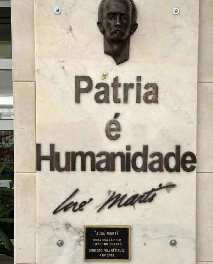A monument to Cuba's national Apostle, José Martí, donated by Cuban artist Ernesto Milanés Ruiz, was inaugurated at the Municipal Library.