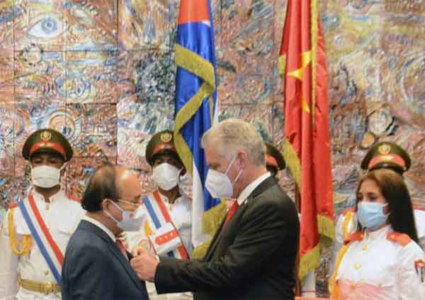 President Nguyen Xuan Phuc received the order named after Cuba's National Hero.