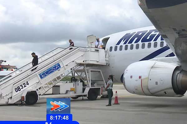 104 Cubans, including a minor, arrived on the island by air from Mexico.