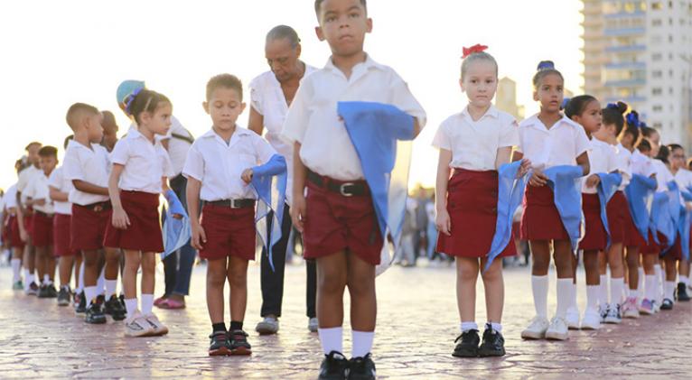 ninos de primer grado reciben la panoleta azul