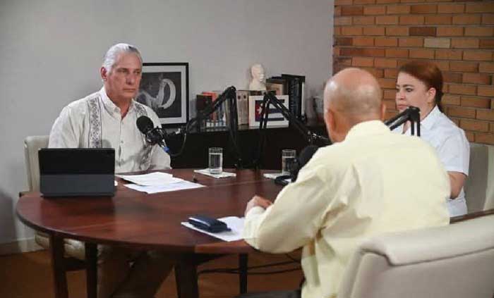 Díaz-Canel was joined by Deputy Minister of Communications Ernesto Rodríguez and Etecsa President Tania Velázquez