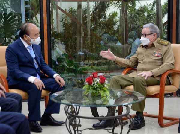 Army General Raul Castro received in Havana the member of the Political Bureau and president of the Socialist Republic of Vietnam, Nguyen Xuan Phuc