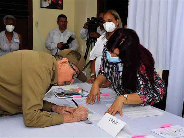 Army General Raúl Castro exercised his vote on Sunday