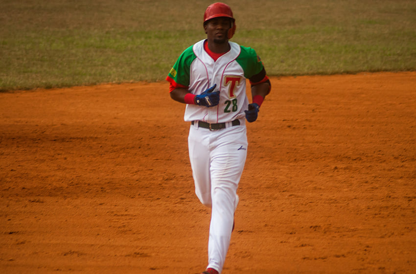 Third baseman Denis Peña