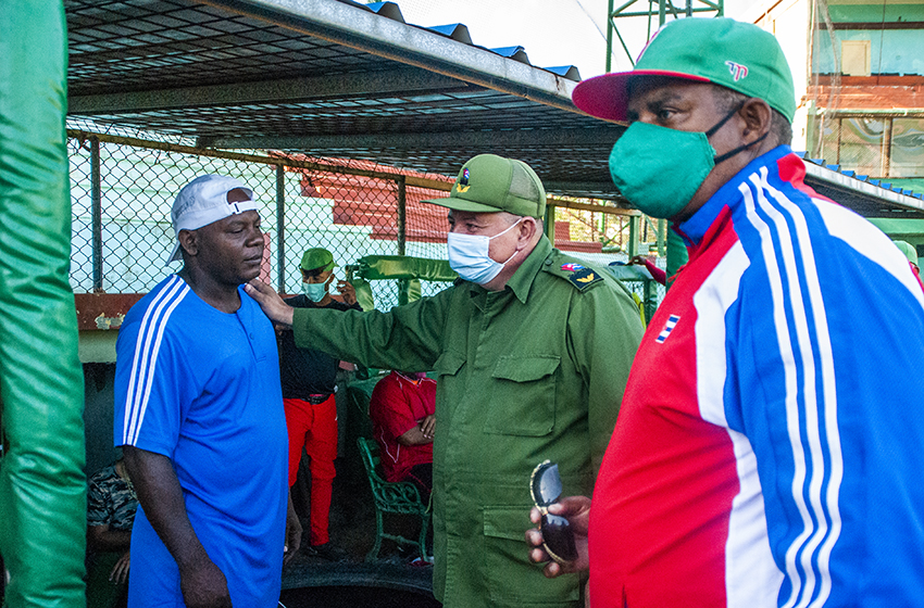 The first secretary of the PCC in Las Tunas talks to baseball star Dánel Castro Muñagorry