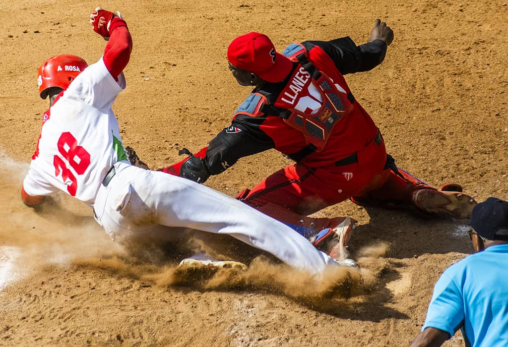 Héctor Castillo en Home plate vs Stgo de Cuba SNB63