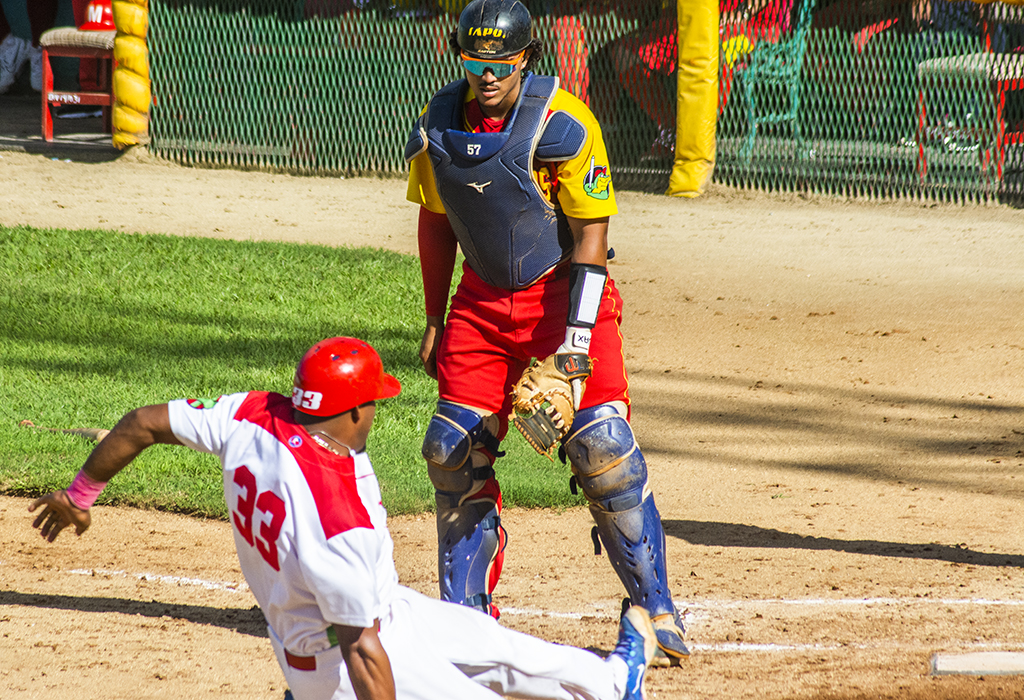 Las tunas vs matanzas beisol serie 64 cub 0005
