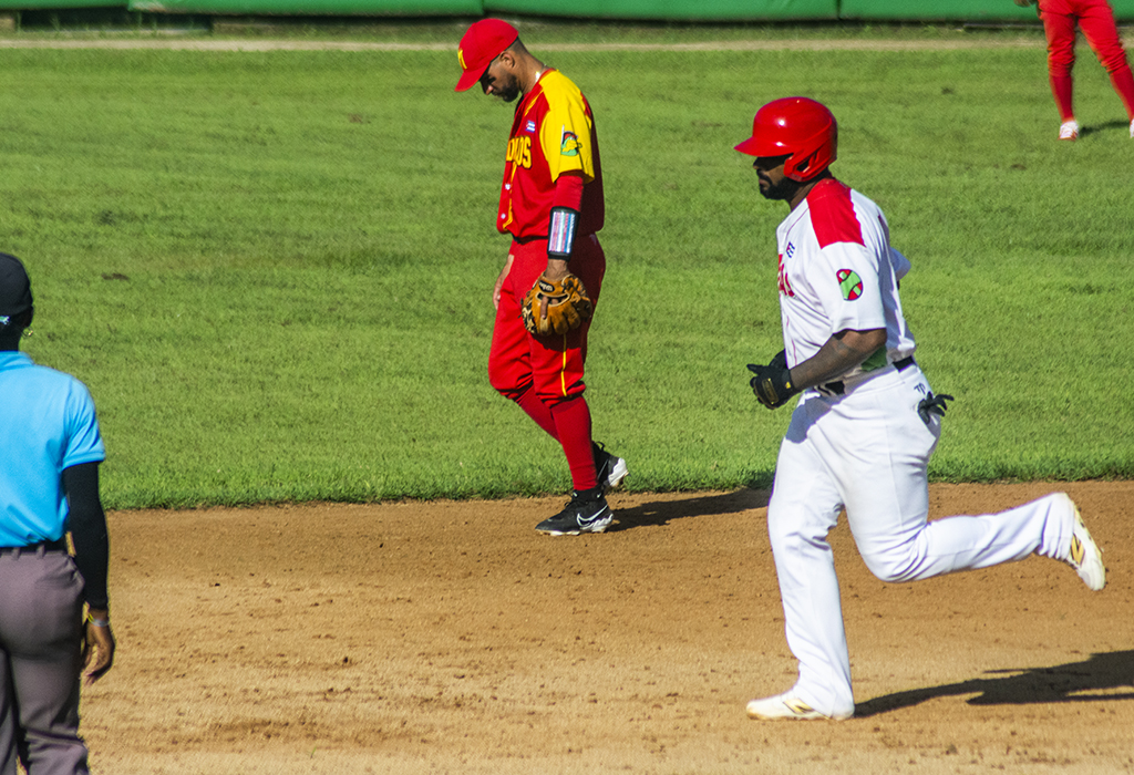 Las tunas vs matanzas beisol serie 64 cub 0011