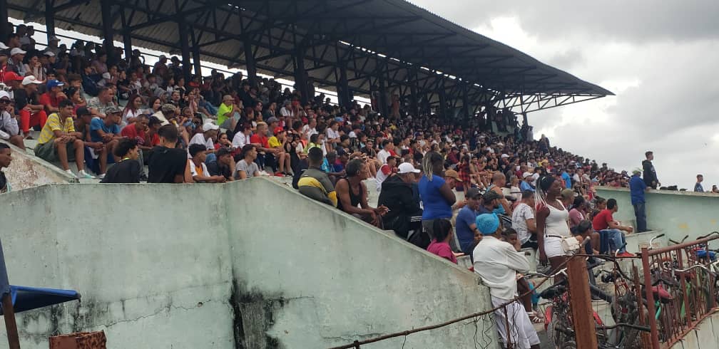 Público en Fútbol Social Manatí 2024