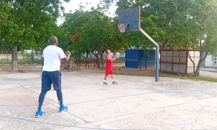 Yoan Luis Haití entrena en La Anacahuita de cara a la gran final de la Copa Puerto Basket 