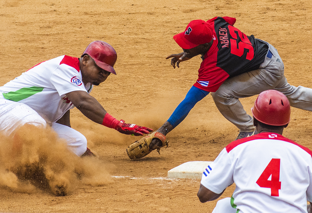 las tunas vs stgo cub semifinal III liga elite juego1 0011