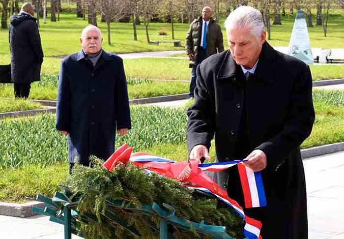 El presidente cubano comenzó sus actividades oficiales rindiendo homenaje a los defensores de la ciudad de Leningrado (hoy San Petersburgo).
