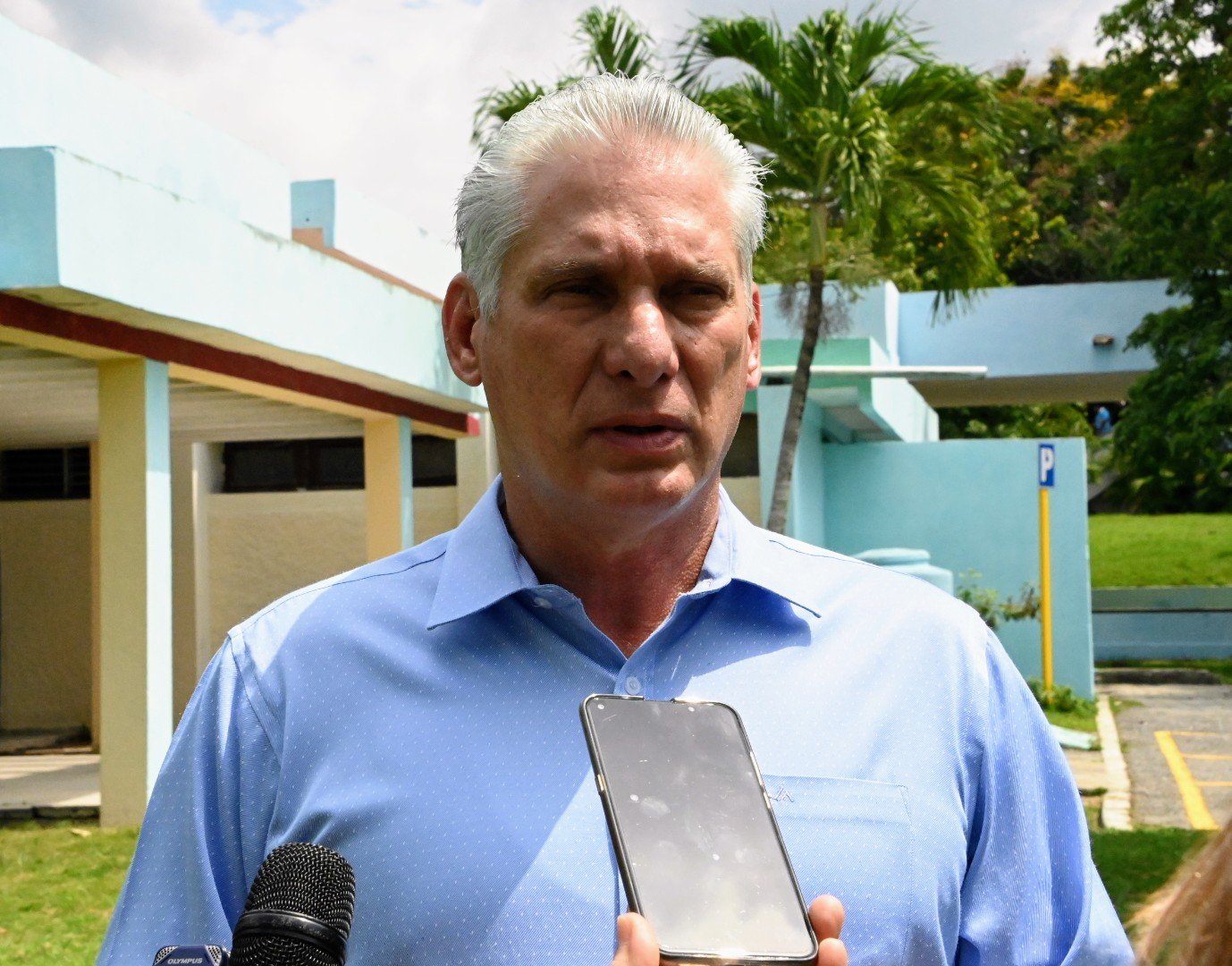 Díaz-Canel talking to the press after his meeting with Las Tunas authorities