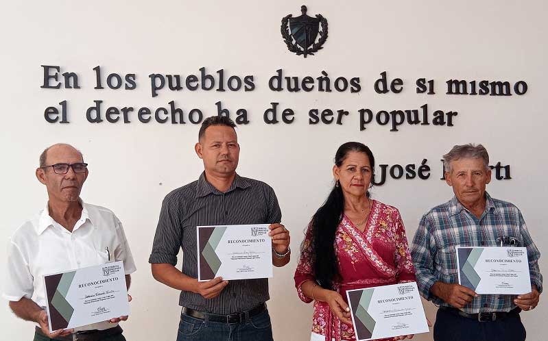 Yordanis junto a sus colegas que también se desempeñan como Jueces Legos el Tribunal Provincial Popular de Las Tunas.