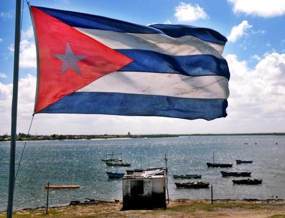 El Socucho con bandera cubana