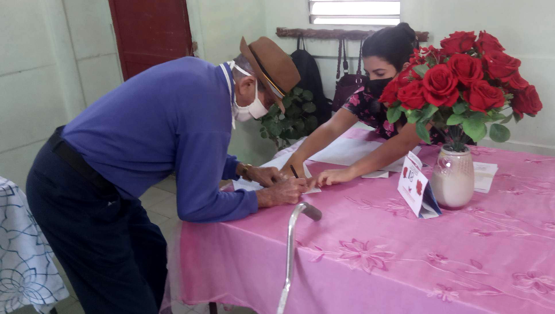 Puerto Padre's voters go to the polls.