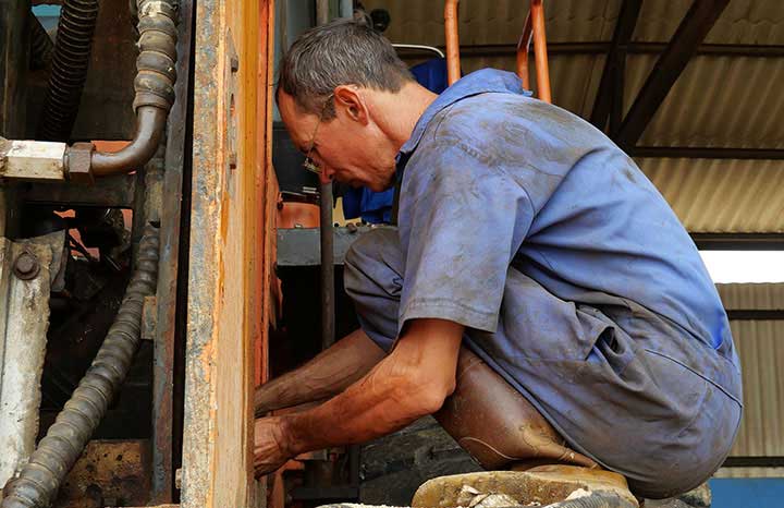 Jareld Parra Hernández opera la maquinaria pesada de la Unidad Empresarial de Base (UEB) Salinera Las Tunas.