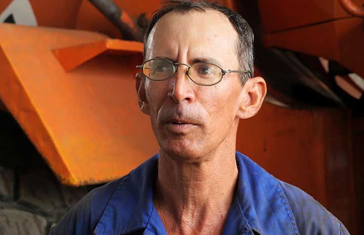 Jareld Parra Hernández opera la maquinaria pesada de la Unidad Empresarial de Base (UEB) Salinera Las Tunas.