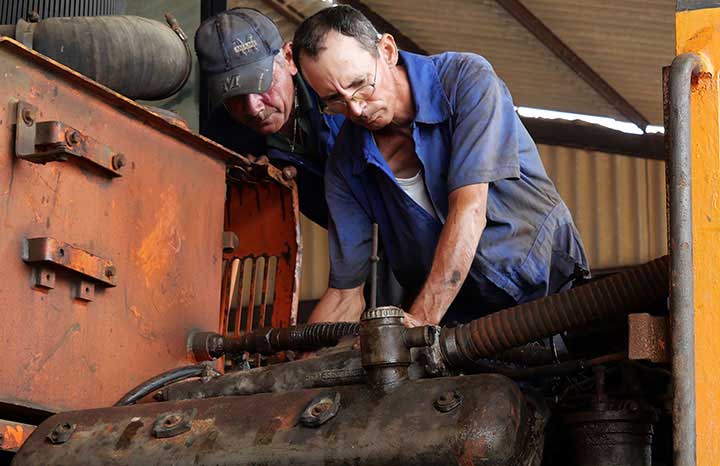 Jareld Parra Hernández opera la maquinaria pesada de la Unidad Empresarial de Base (UEB) Salinera Las Tunas.