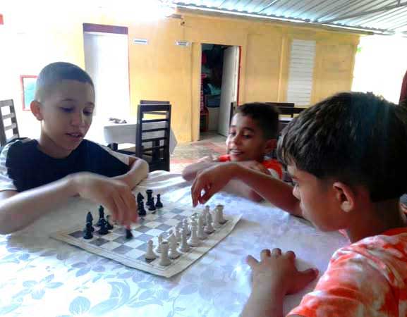 Alumnos destacados de zonas rurales disfrutan sus vacaciones en villa de verano.villa pioneros