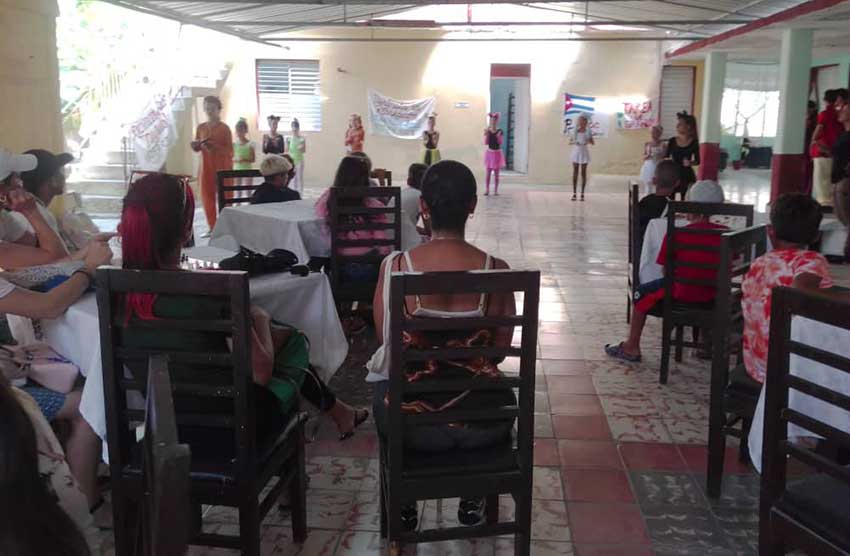 Alumnos destacados de zonas rurales disfrutan sus vacaciones en villa de verano.