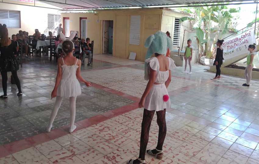 Alumnos destacados de zonas rurales disfrutan sus vacaciones en villa de verano.villa pioneros3