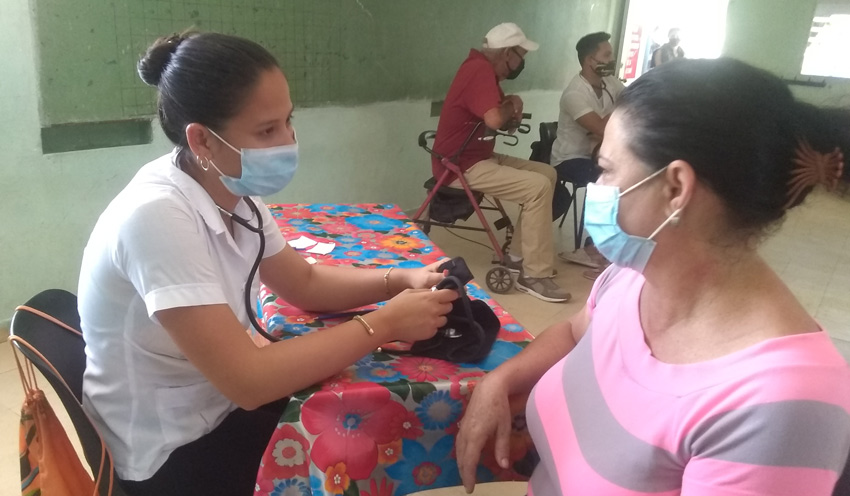 Young people studying Medical Sciences in Las Tunas accompany each day of the mass vaccination against COVID-19