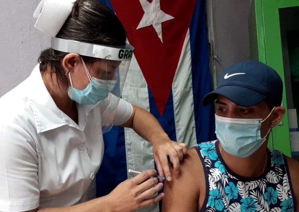 Nurse Madelín Ávila, participating in mass vaccination in Las Tunas