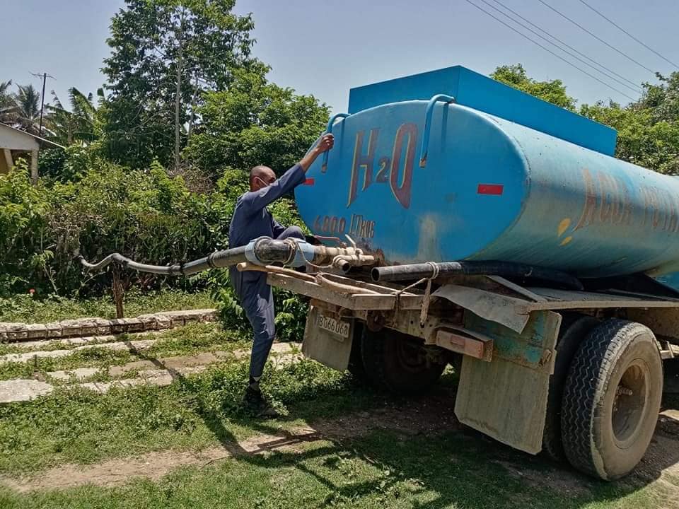 More than 100,000 inhabitants receive water by tank trucks