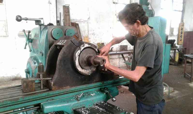 The workers of the Amancio Rodríguez sugar company are working on the repair of the industry and all the machinery 