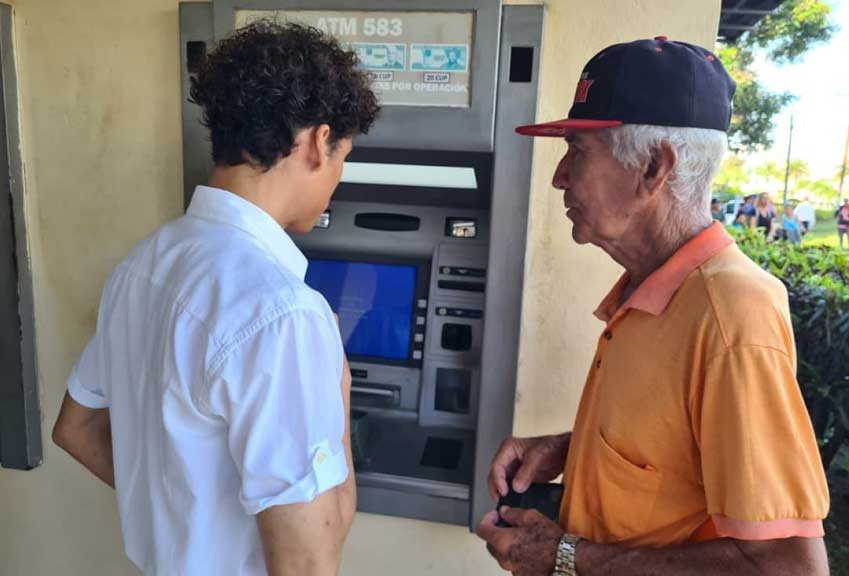 Trabajadores de la sucursales ayudarán a los beneficiarios a la extracción en los cajeros automáticos.