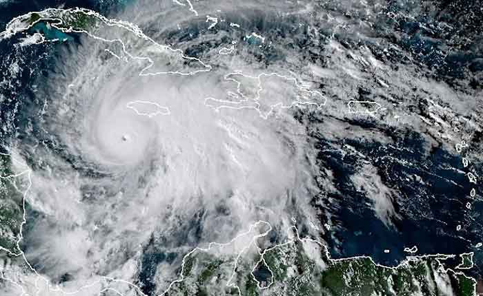 El poderoso huracán Melissa se aproxima a Jamaica.