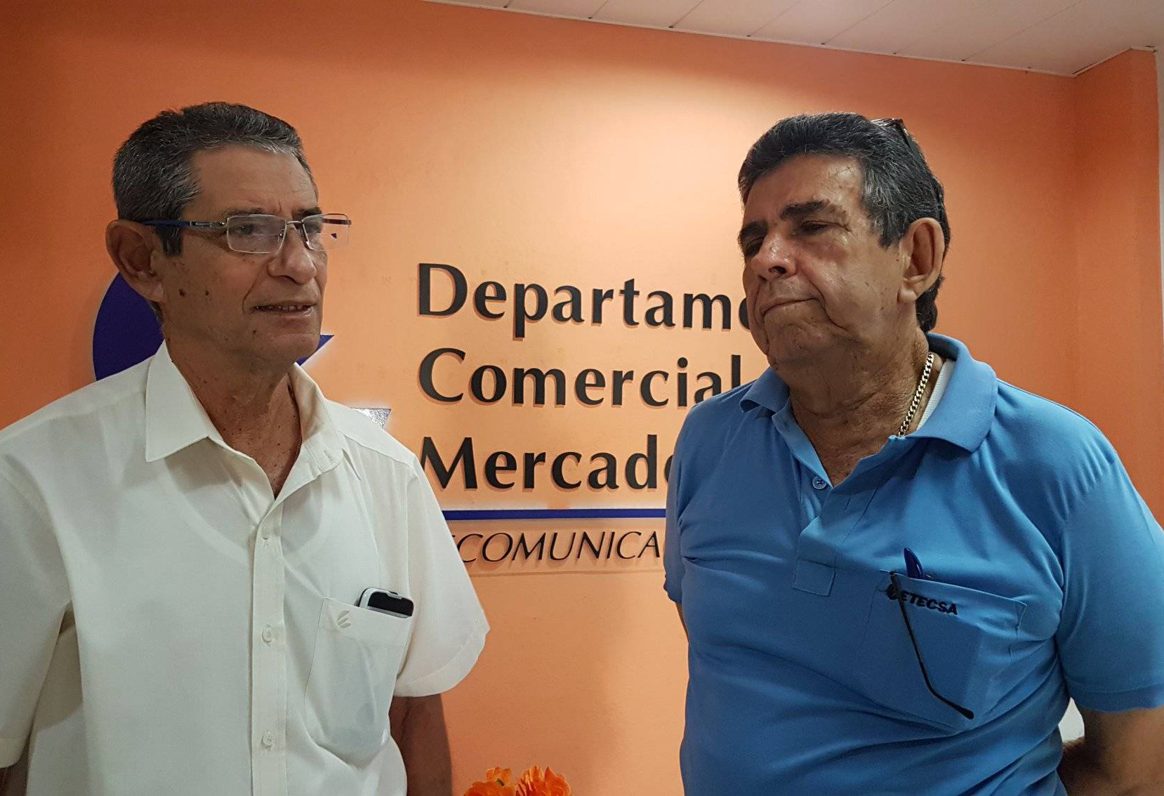 Andrés Rodríguez Almaguer and Emilio Sosa Oro, workers with 50 years of service in the Communications sector