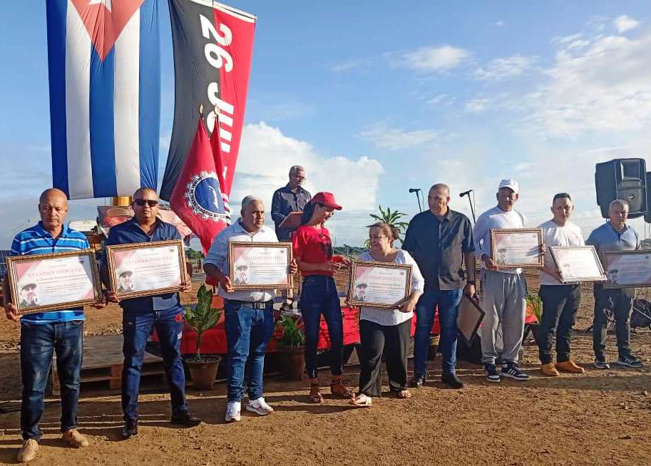 Las Tunas' construction workers received recognition on their National Day.