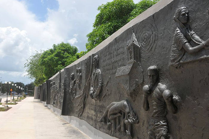 Historical-Sculptural Mural at the façade of El Mambí Agricultural Market