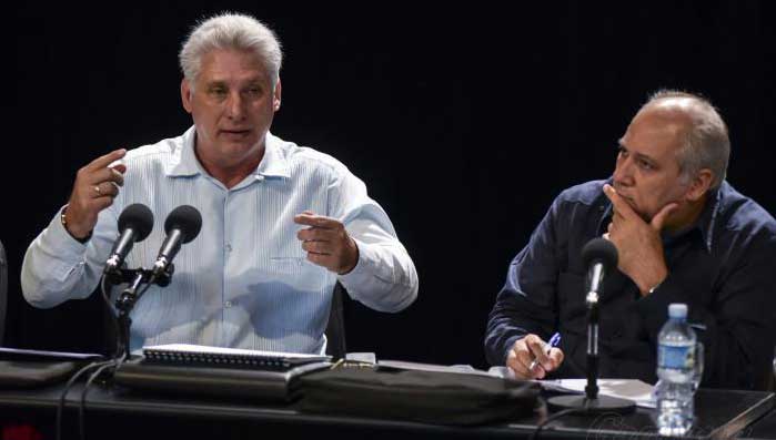 President Miguel DÍaz-Canel and the Minister of Culture, Alpidio Alonso (right). 