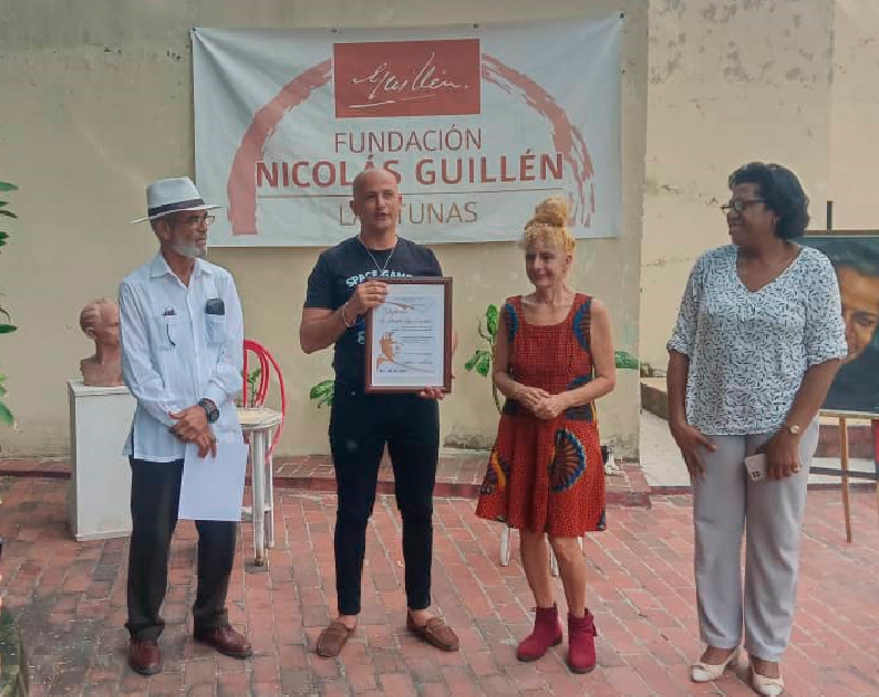 Armando Lopez won the 2nd Prosa de Prisa review contest.
