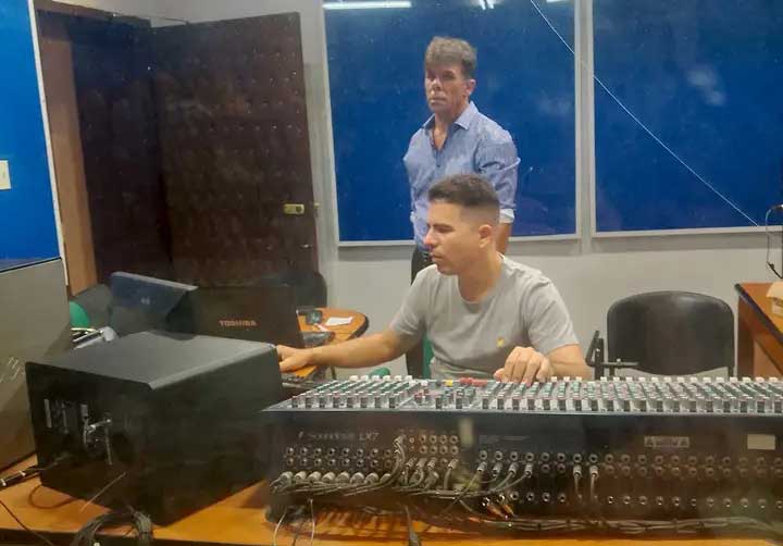 Juan Manuel, el director, juanto a uno de los realizadores.