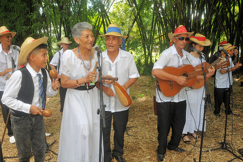 Espacio del Bohío Campesino con el grupo portador Raíces Soneras