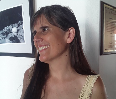 Argentine poet and singer-songwriter Griselda Dominelli 