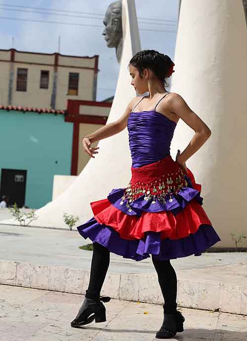 La Colmenita de Moa actúa en la Plaza Martiana de Las Tunas.