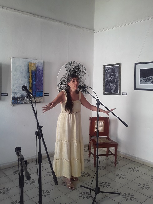 Argentine poet and singer-songwriter Griselda Dominelli 
