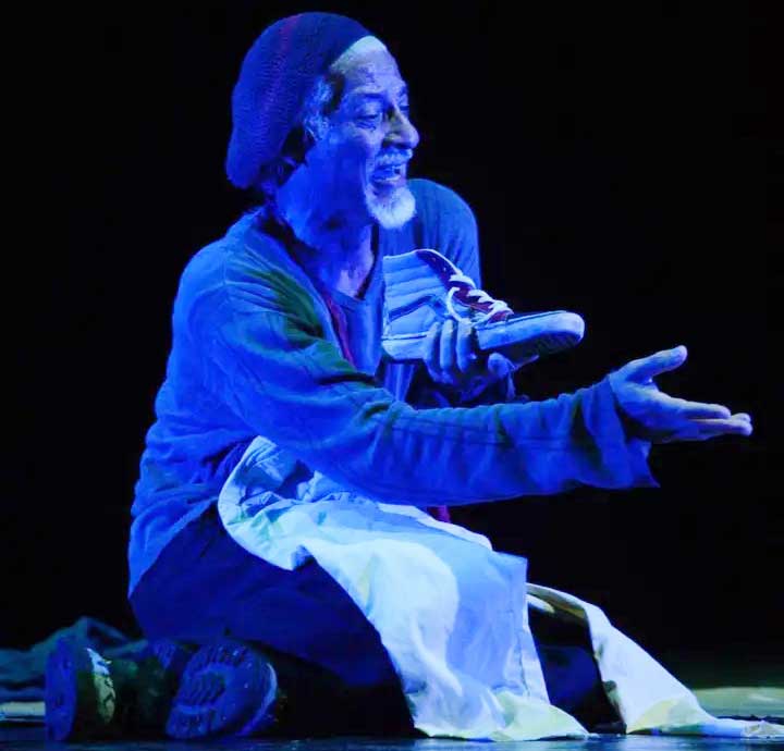 La puesta en escena para un solo actor de Campo minado despierta muchas emociones.