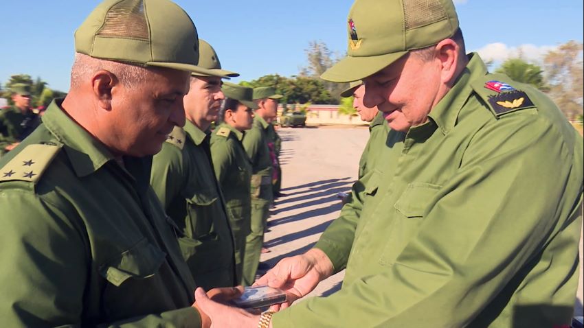 Manuel Rene Perez Gallego entrega condecoraciones en ceremonia militar foto jorge jorge torres