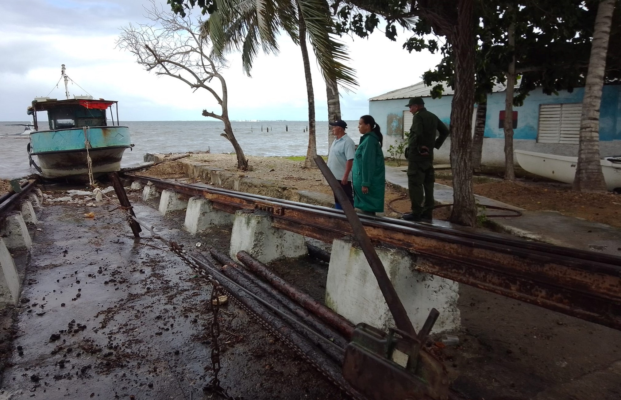 recorrido autoridades Puerto padre huracan oscar 1