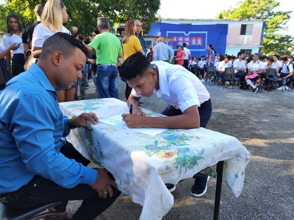 The young people signed the book La FEEM soy yo (I am the FEEM), which officially accredits them as members of the organization