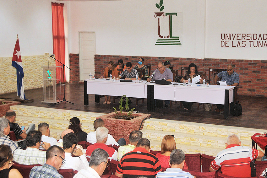 The Vice Minister of Education, Dr. Cira Piñeiro Alonso, attended the preparatory meeting for the new school year in Las Tunas.