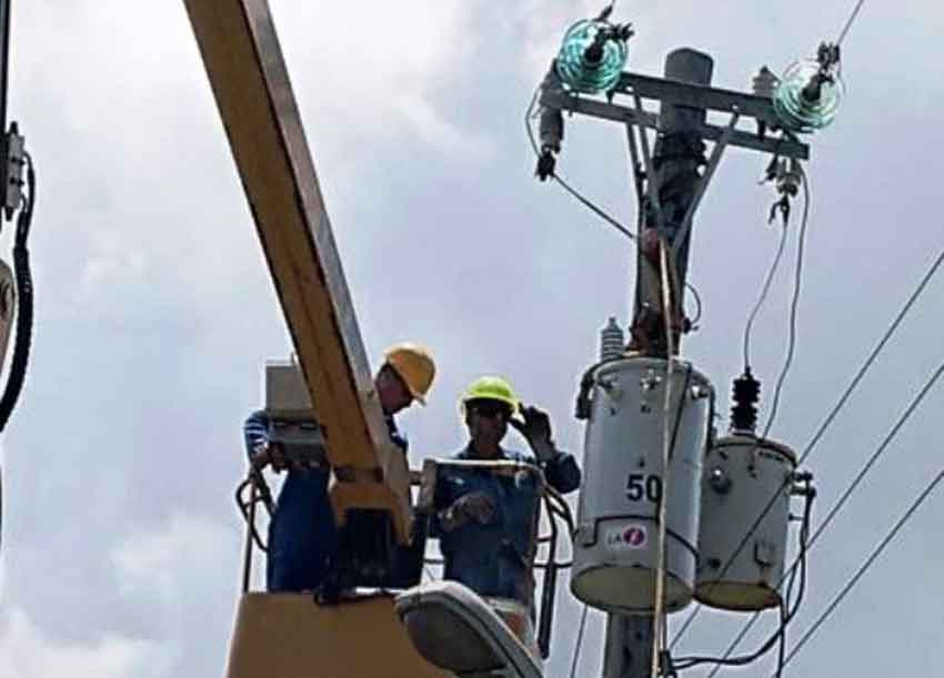 Las Tunas electric workers support recovery tasks in Pinar del Río.