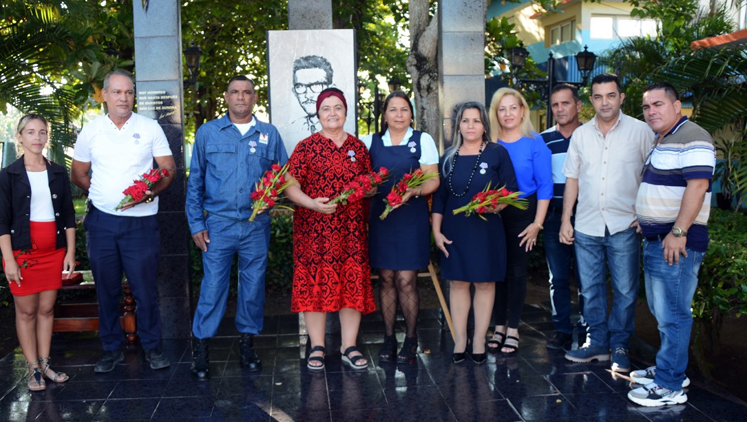 Medalla trabajador internacionalista empresa eléctrica